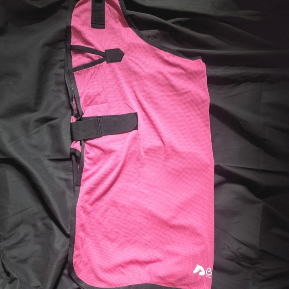 Amazing, Pink Dog Cooling Blanket! Beat the heat for your Large dog!